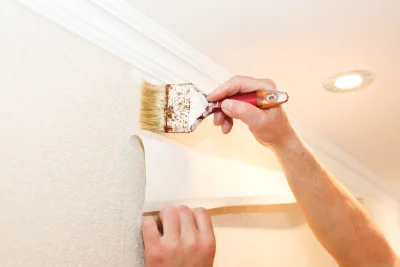 Pose de papier peint à la Forêt-Fouesnant — revêtements muraux et toiles de verre